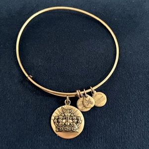 Alex and Ani Queen’s Crown Charm Bracelet Gold